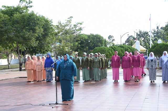 Sambut Hari Ibu Kasmarni Lakukan Tabur Bunga Dimakam Pahlawan