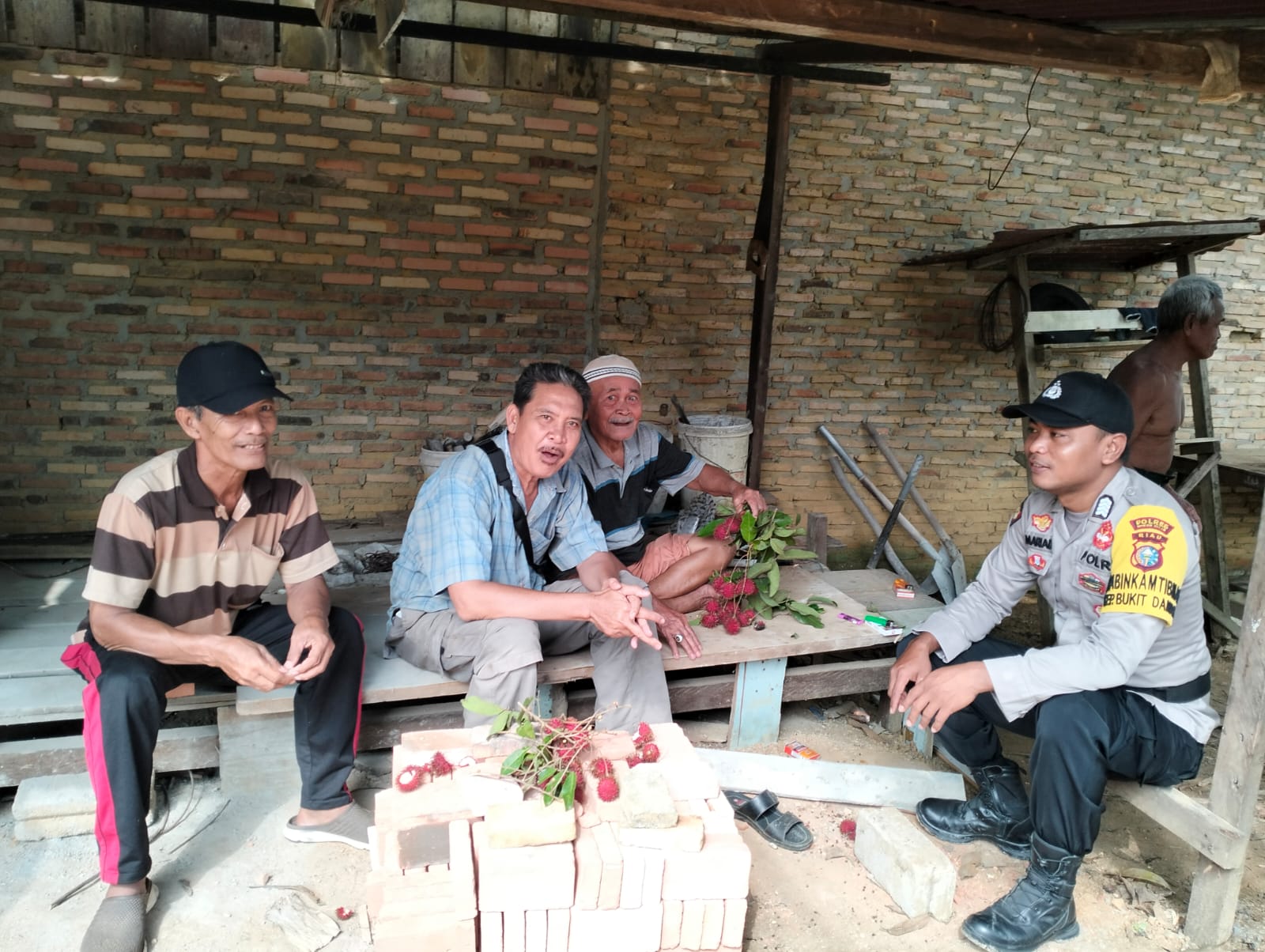 Polsek Simpang Kanan Sambangi Warga, Sampaikan Pesan Pemilu Damai