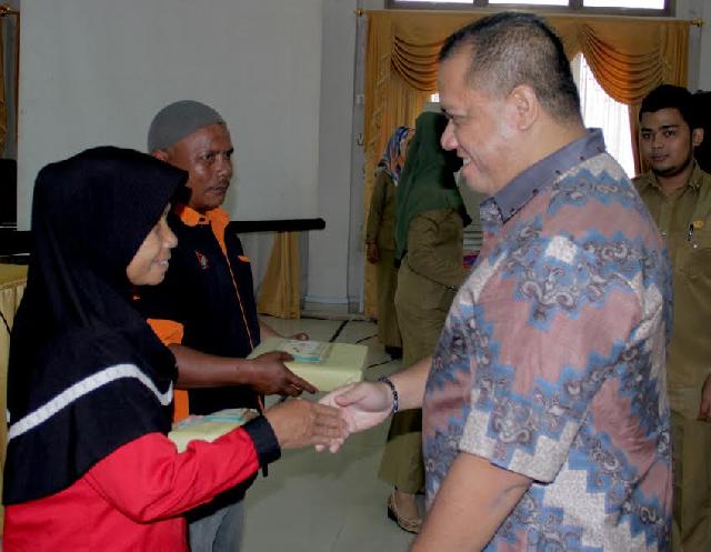 Bupati Inhu Serahkan Mukena dan Baju Muslim Bagi Ratusan CS Pemkab