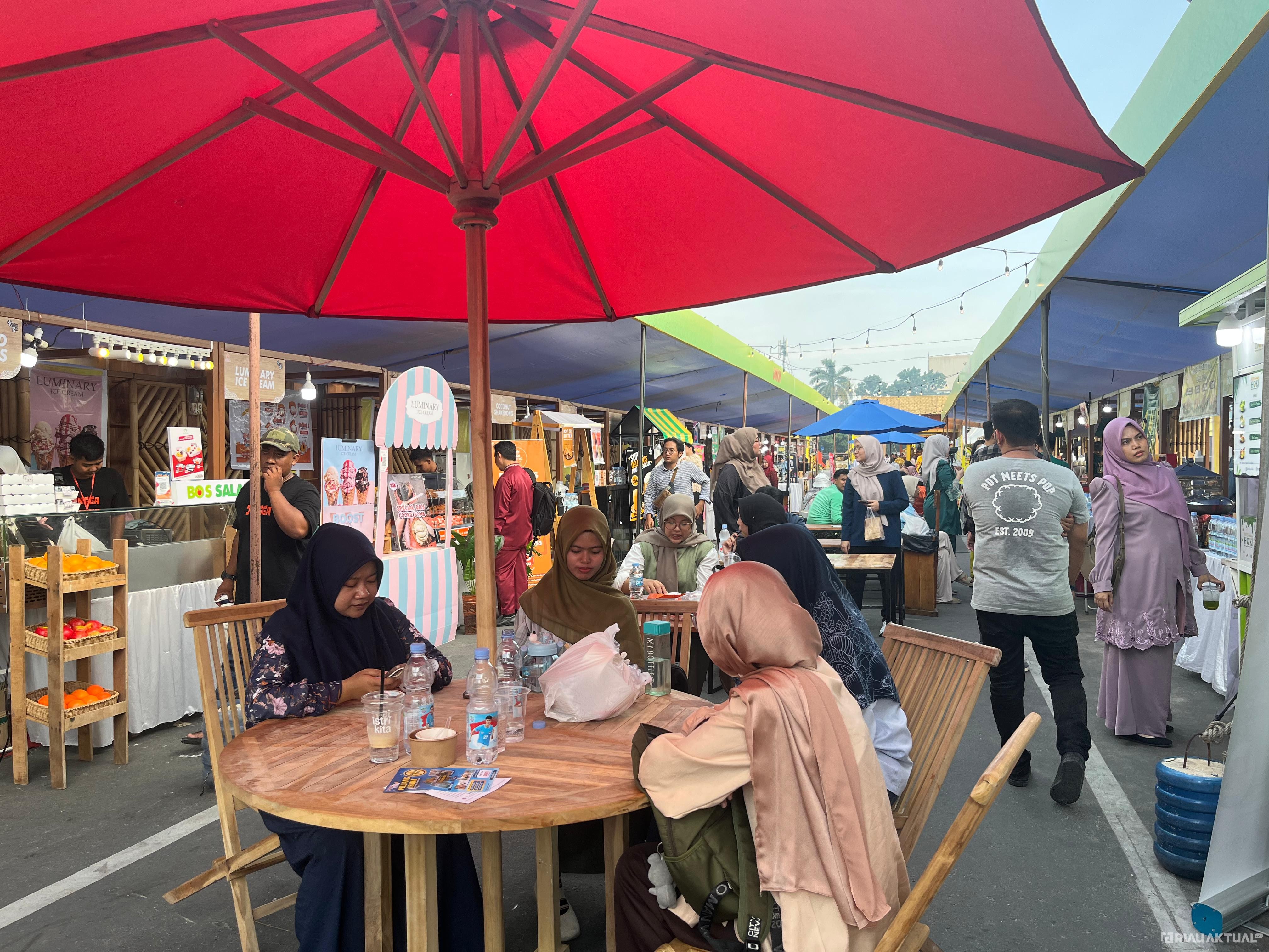 Masyarakat Riau Berburu Kuliner di Tenant Pekan Budaya Melayu Serumpun