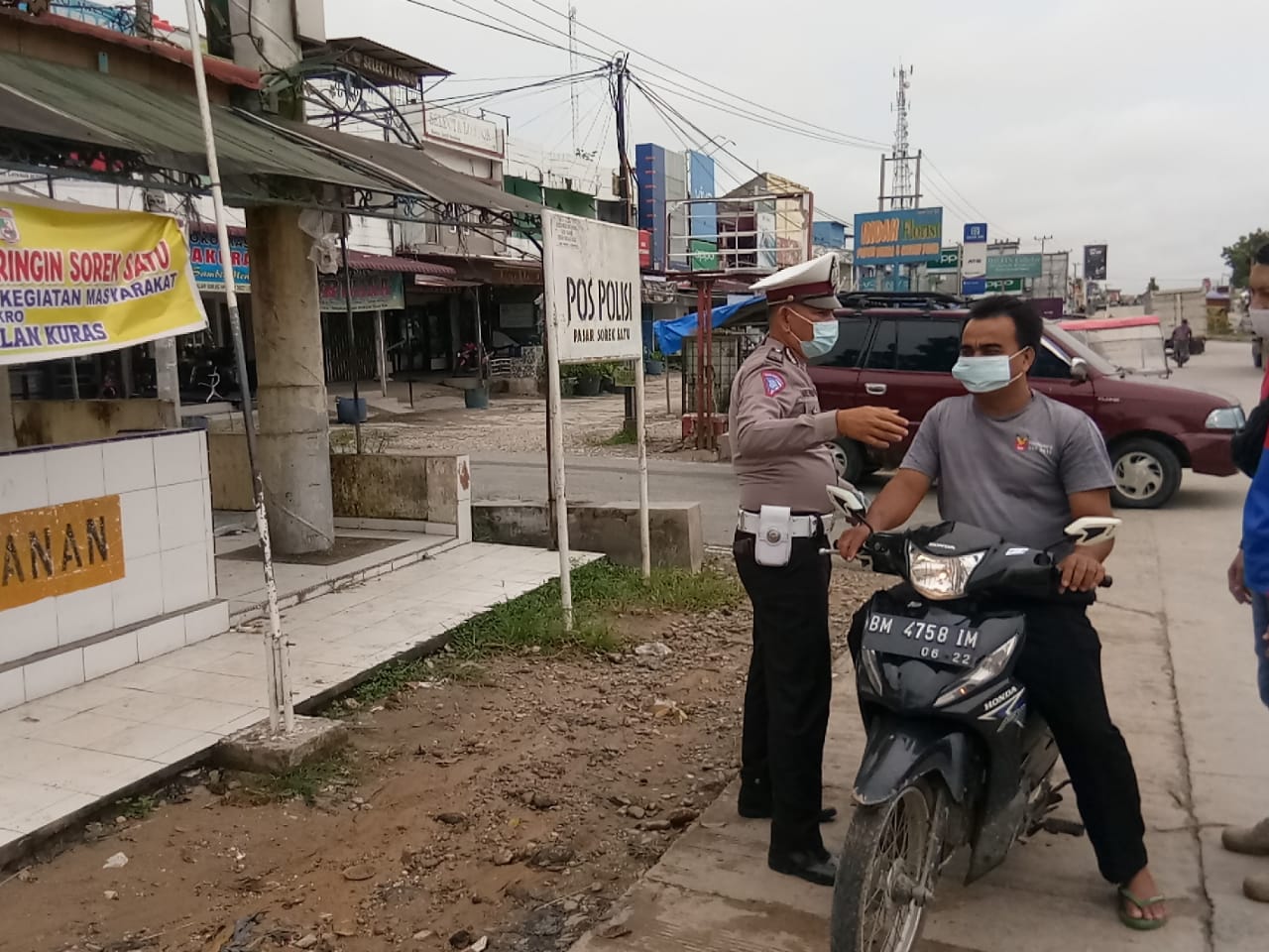 Polsek Pangkalan Kuras Bagikan Masker Kepada Pengguna Jalan Lintas Timur