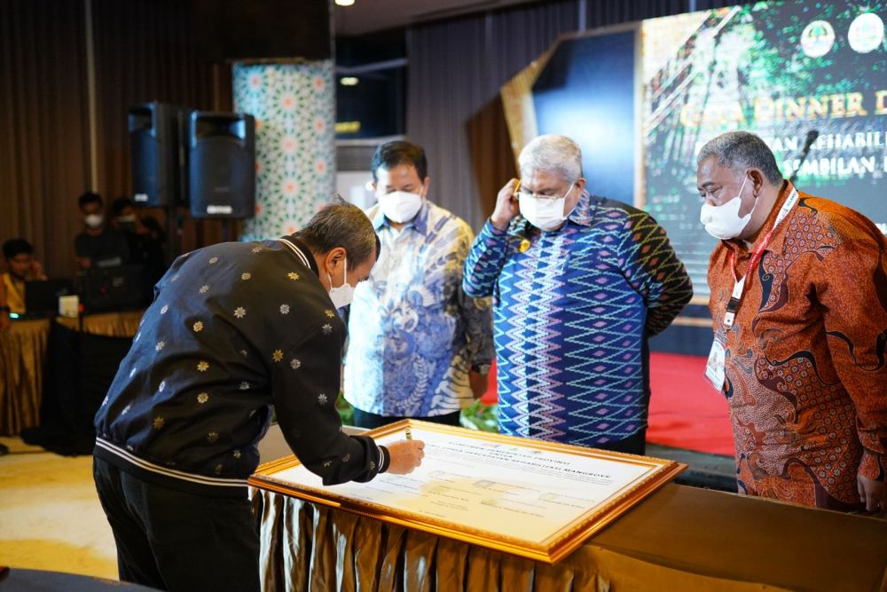 Gubernur Syamsuar Tandatangani Komitmen Percepatan Rehabilitasi Mangrove