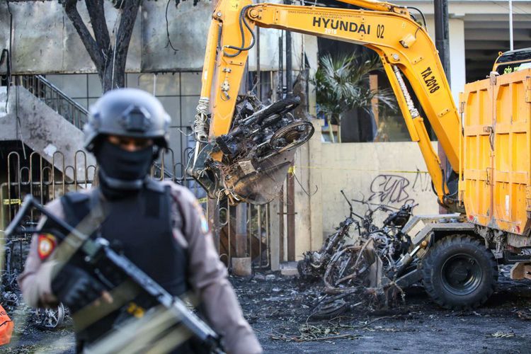 Anak-anak Terlilit Bom dan Meledakkan Diri, Pelaku atau Korban?