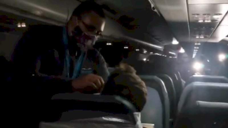 Penumpang Ini Diikat ke Kursi dengan Lakban Sampai Pesawat Mendarat Karena Hal Ini..