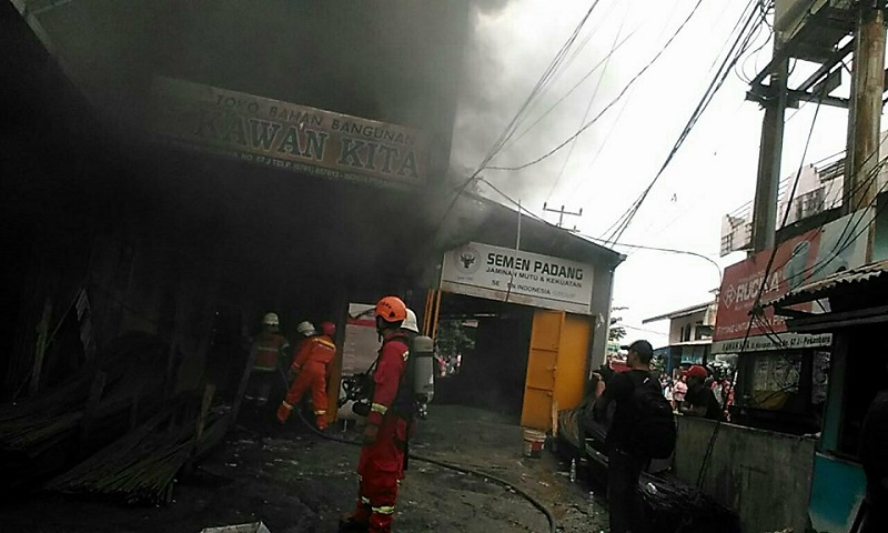 Toko Bangunan Kawan Kita Pekanbaru Hangus Terbakar
