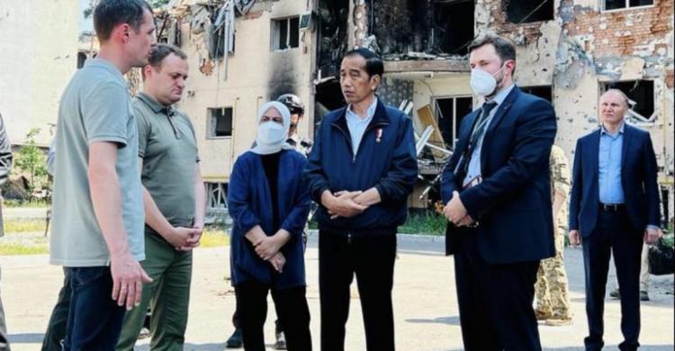 Injakan Kaki Di Gedung Yang Dibom Rusia, Jokowi Nggak Pakai Rompi Anti Peluru