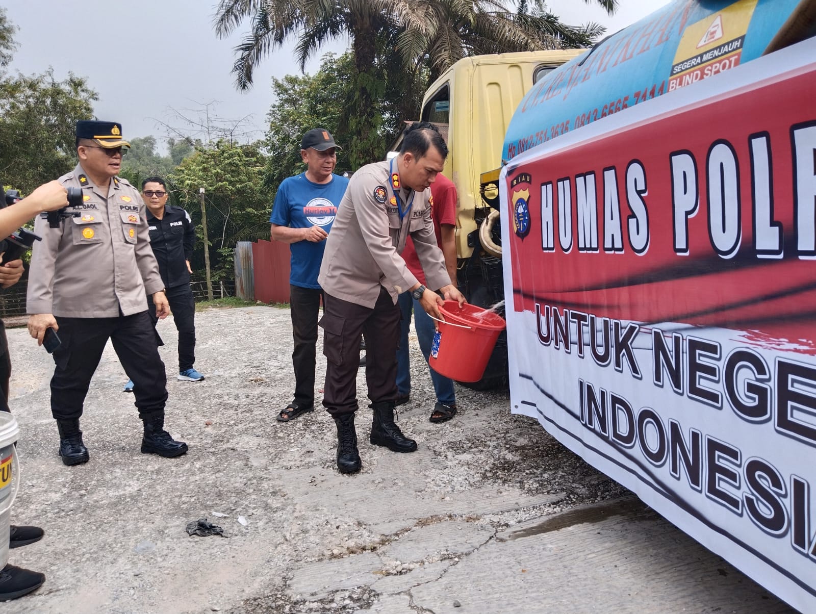 Dalam Rangka HUT Humas Polri Ke-72, Polda Riau Berikan Bantuan Air Bersih kepada Warga