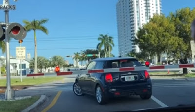 Detik-detik Kereta Serempet Mobil yang Nekat Menerobos Perlintasan