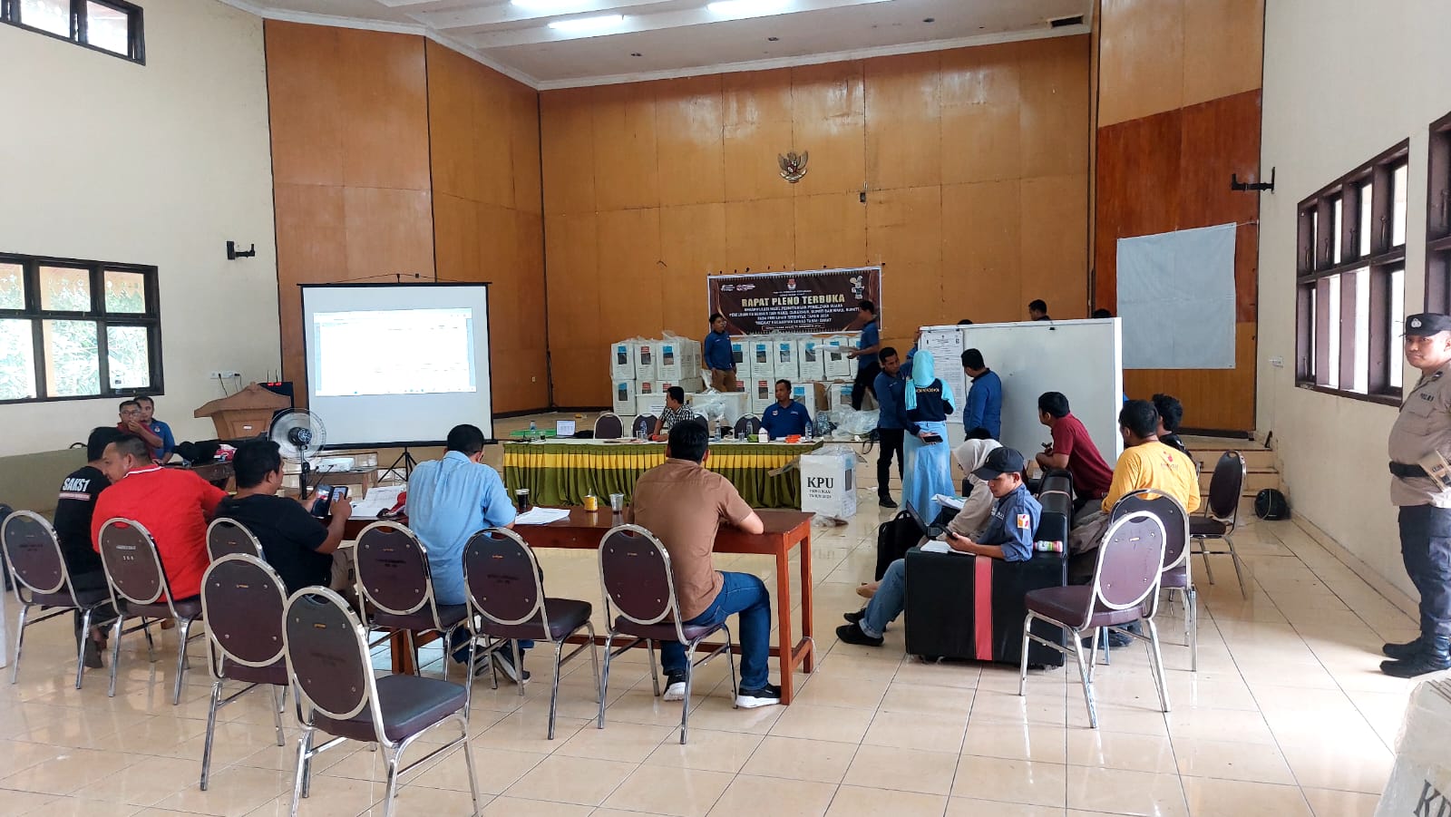 Polsek Logas Tanah Darat Kawal Ketat Rapat Pleno Rekapitulasi Suara Pilkada Serentak 2024