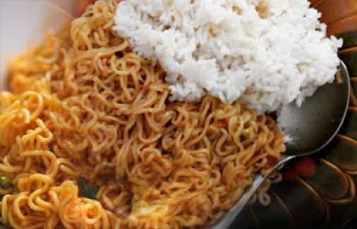 Ini alasan mengapa mi instan jangan dicampur nasi