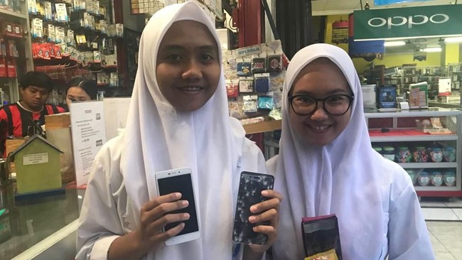 HP-nya Terlindas Mobil Presiden, Dini Dapat HP Baru dari Jokowi