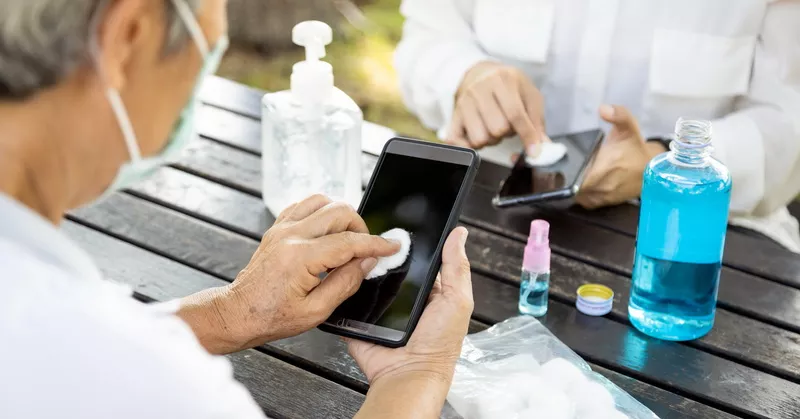 Layar Ponsel Dibersihkan dengan Hand Sanitizer, Begini Caranya