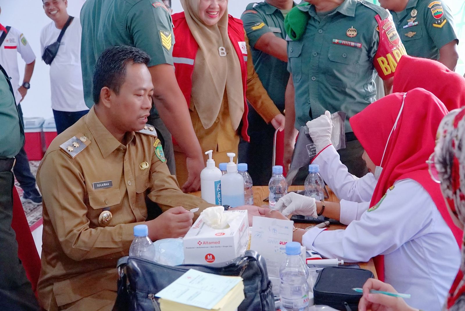 Sambut HBA Ke-63 dan HUT IAD Ke-XXIII, Wabup H. Sulaiman Ikut Donor Darah di Kejari Rohil
