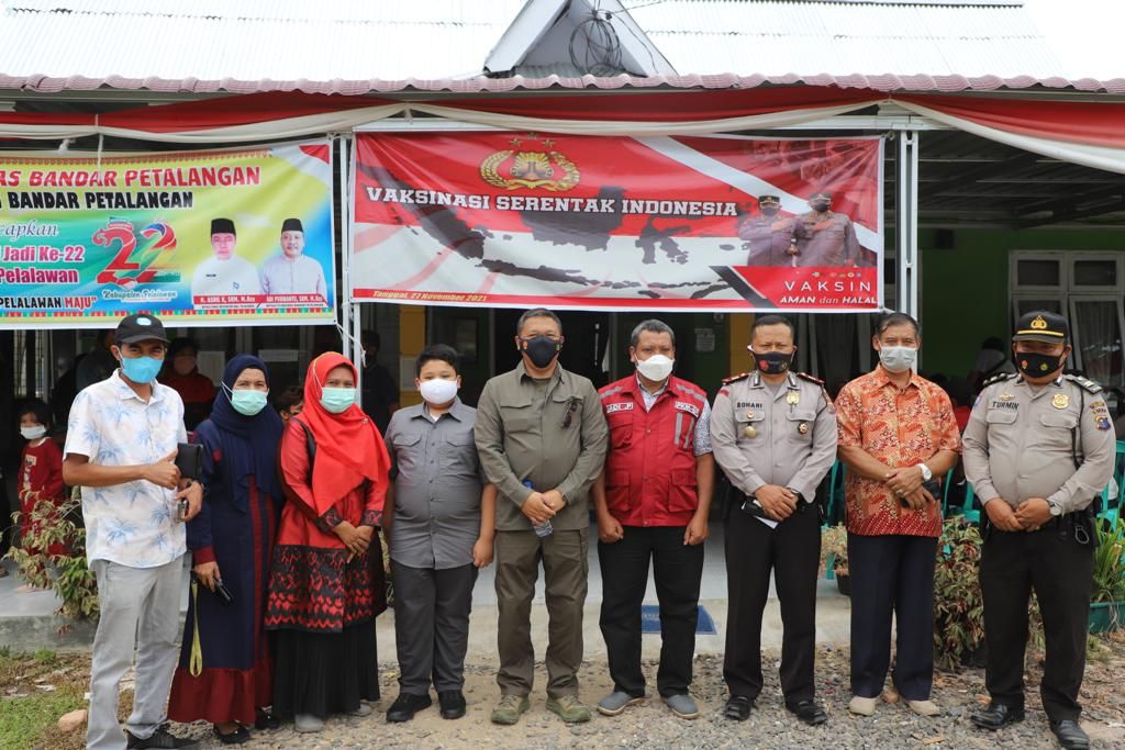 Kapolda Riau Drop Tenaga Vaksinator RS Bhayangkara Dan Bantu 500 Dosis Vaksin Di Bunut Pelalawan
