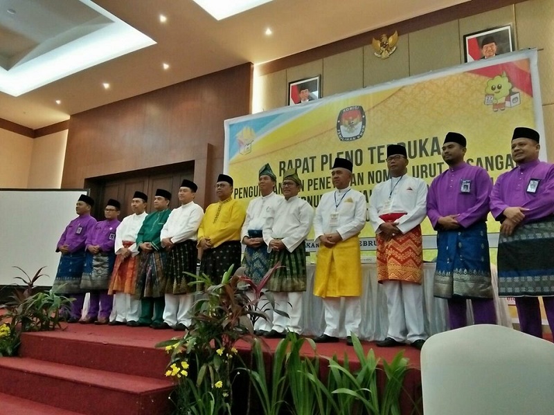 KPU Riau Sebut Penetapan SK Nomor Urut Paslon Pilgubri 2018 Berjalan Lancar