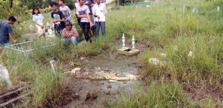 Heboh! Mayat Terbungkus Kafan Keluar dari Kubur setelah Sebulan Dimakamkan
