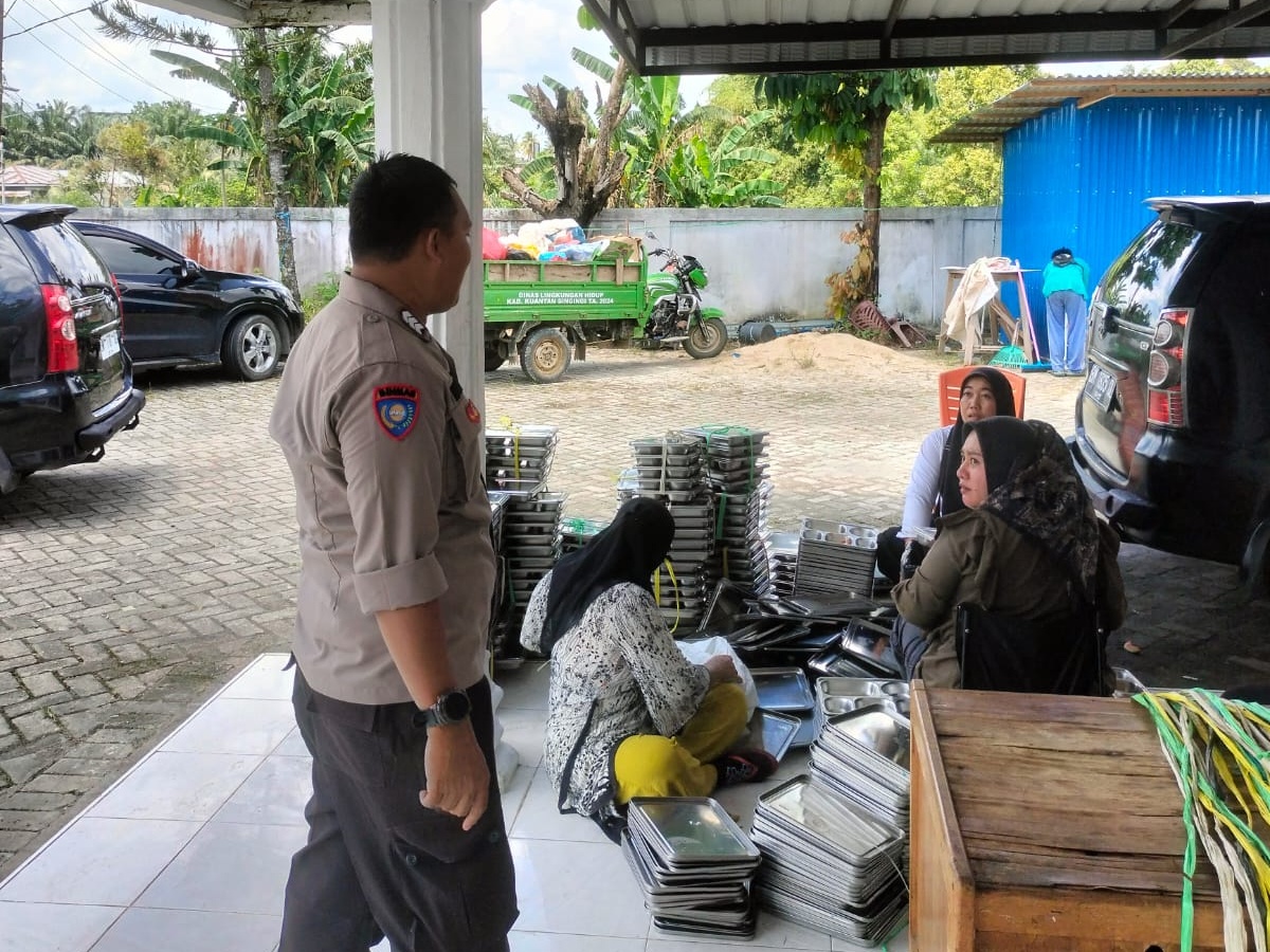 Dukung Asta Cita Presiden, Polisi di Kuansing Kawal Distribusi Makan Bergizi Gratis untuk 2.939 Siswa
