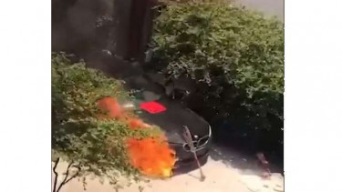 Sedan Mewah Hangus Terbakar Gara-gara Sesajen