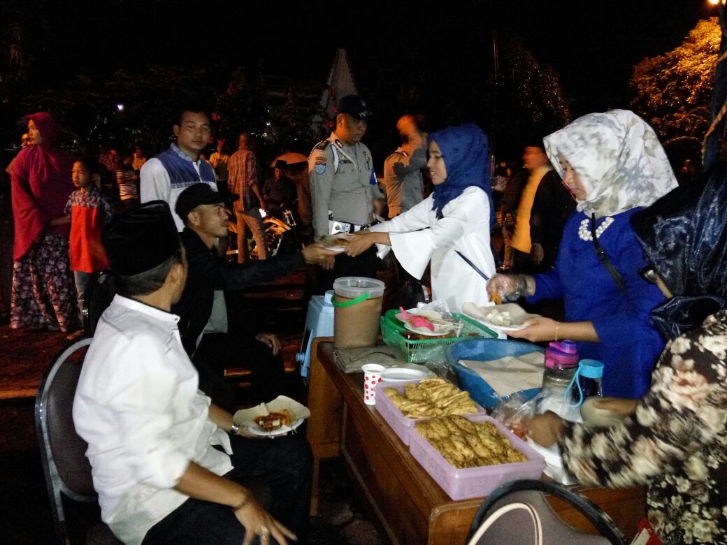 Tablig Akbar di Taman Jalur, Dispersip Berbagi Kuliner Ke Aparat Dan Warga