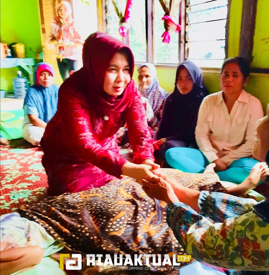 Warga Kuansing yang Mengalami Penyakit Aneh Terharu dikunjungi Yuni Warti Halim