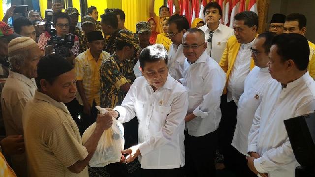 Setnov dan Andi Rachman Serahkan Paket Sembako Untuk Anak Yatim dan Dhuafa