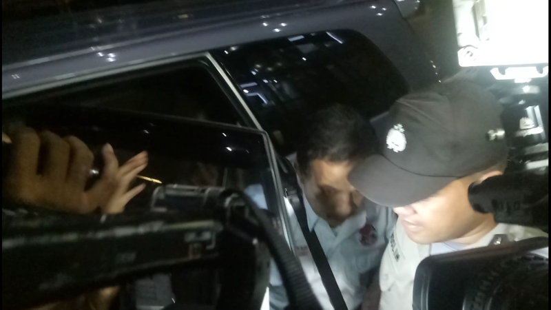 Terjaring OTT, Bupati Batubara Senyum saat Tiba di Gedung KPK