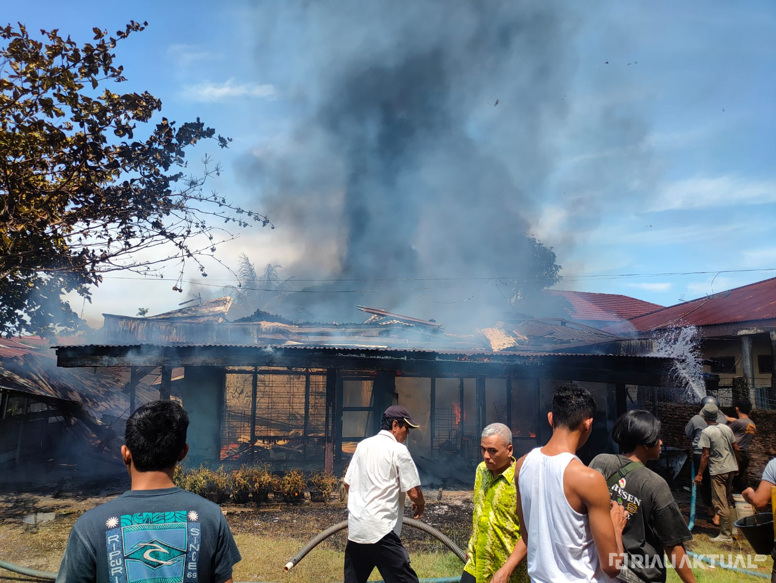 Kebakaran Hebat di Payung Sekaki, Dua Rumah Petak Hangus Terbakar