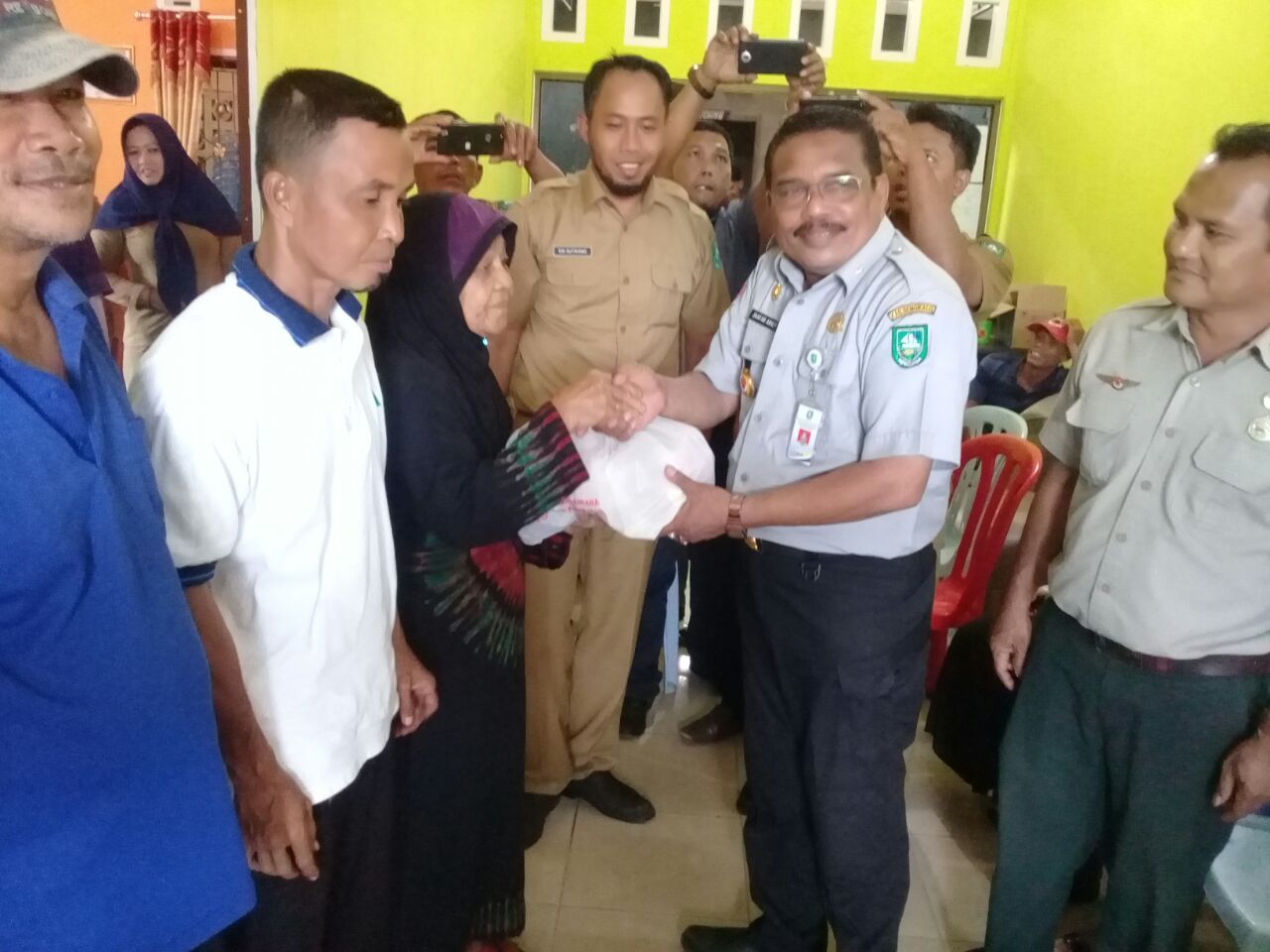 BPBD Bengkalis Beri Bantuan Sembako kepada 63 KK Korban Banjir