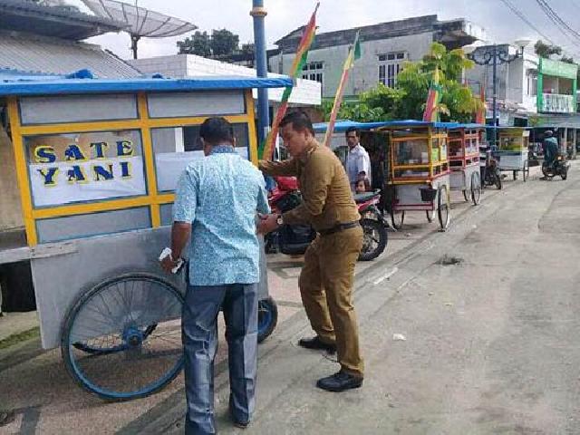 Langgar Aturan ! Bupati Rohul Dorong Gerobak Penjual Sate Untuk Ditertibkan