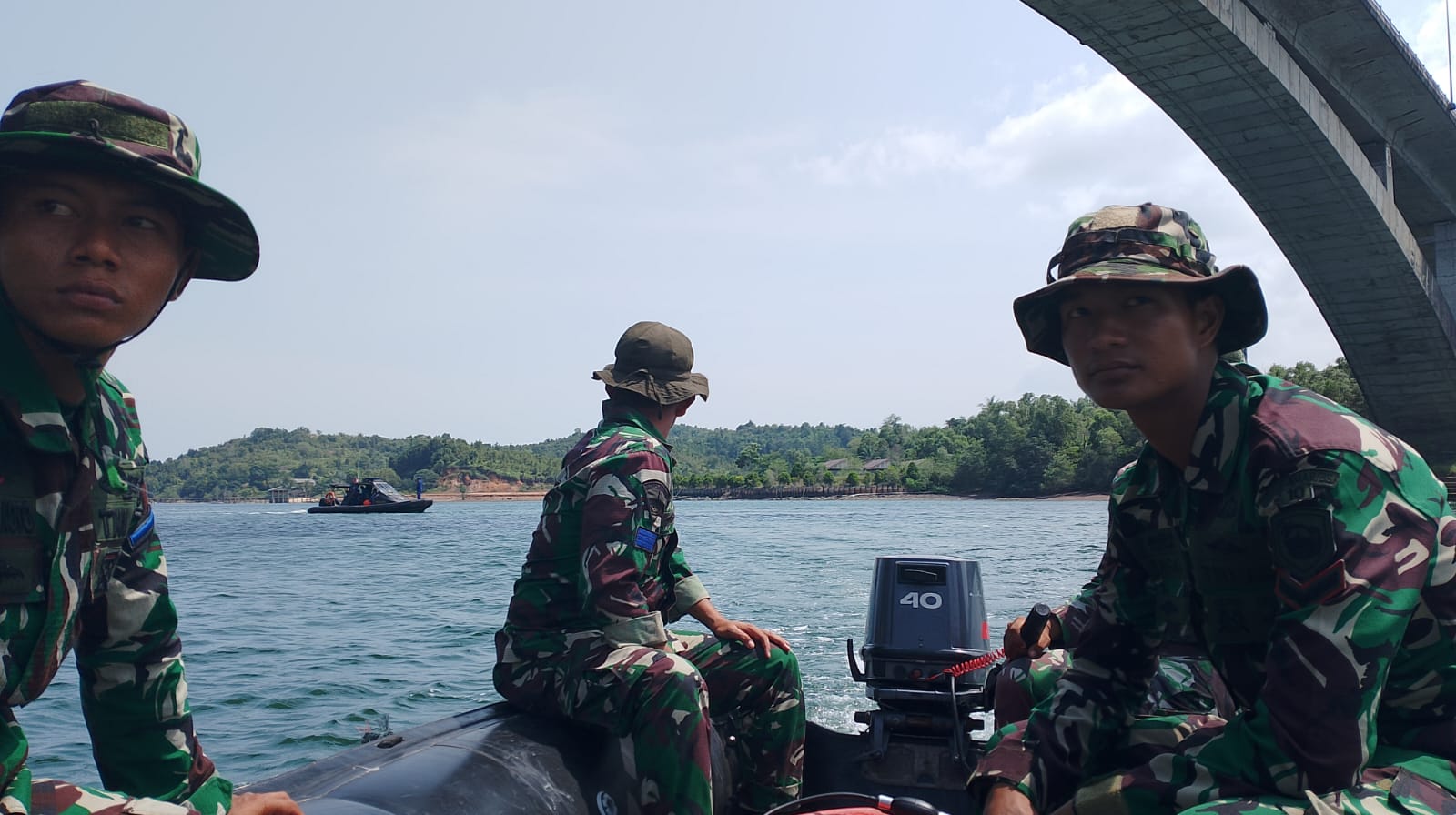 TNI AL dan Warga Cari Orang yang Terjatuh ke Laut di Jembatan 5 Barelang, Batam