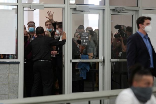 Pendukung Trump Serbu Vote Centre Michigan: Stop Penghitungan!