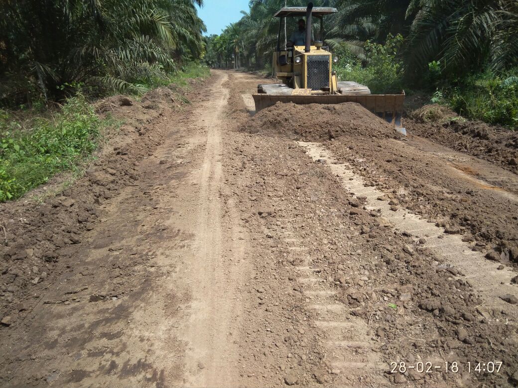 Peduli dan Beri Solusi, Ini Sosok Anggota DPRD Bengkalis Bantu Perbaikan Jalan di Rupat