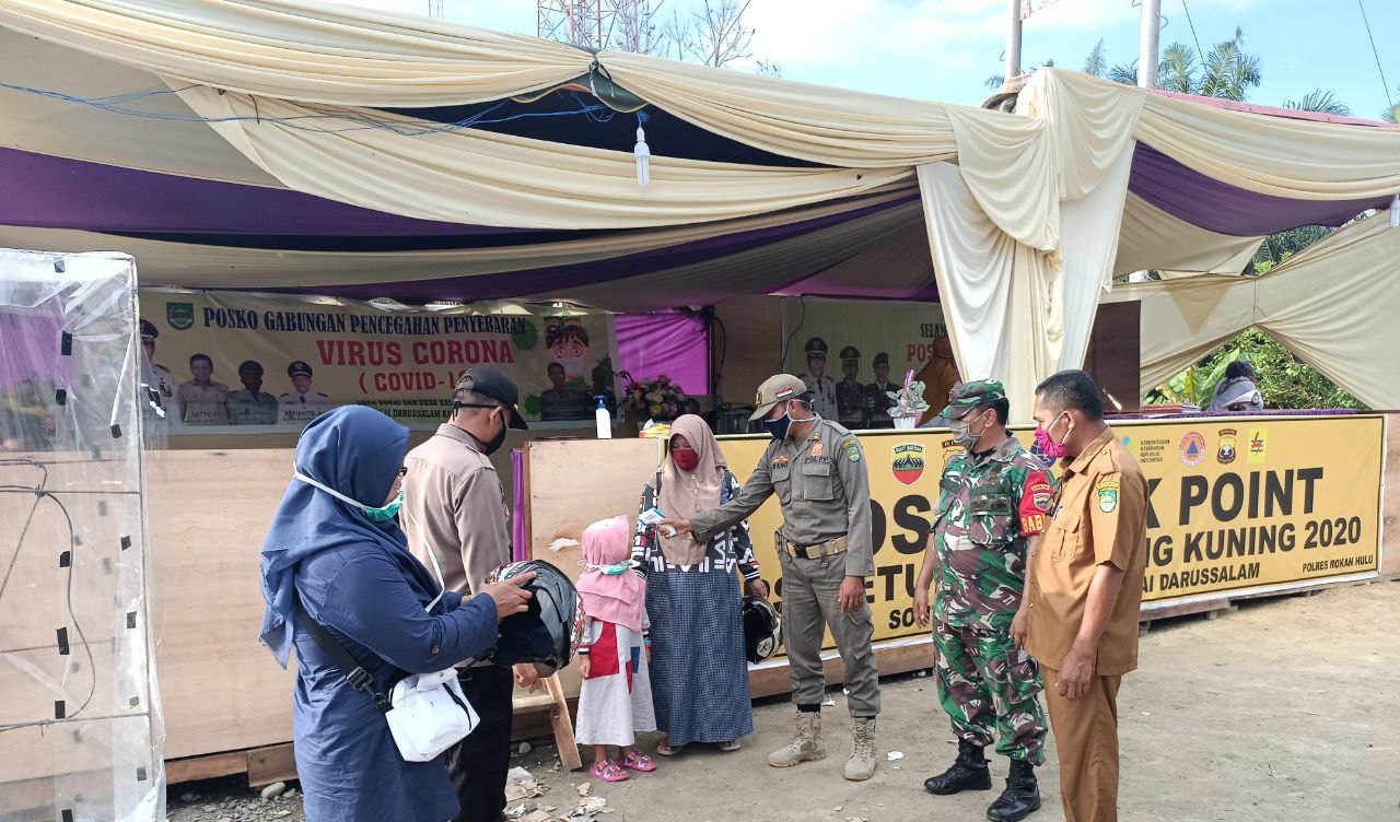 Babinsa Koramil 10/ Kunto Darussalam Bagikan Masker ke Pengguna Jalan