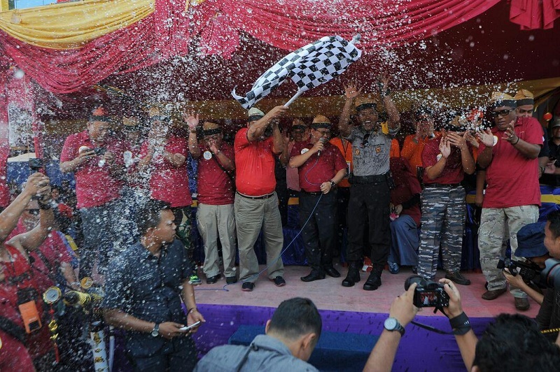 Bupati Meranti Buka Festival Perang Air Meranti, Ribuan Warga Selatpanjang dan Wisatawan Bergembira 