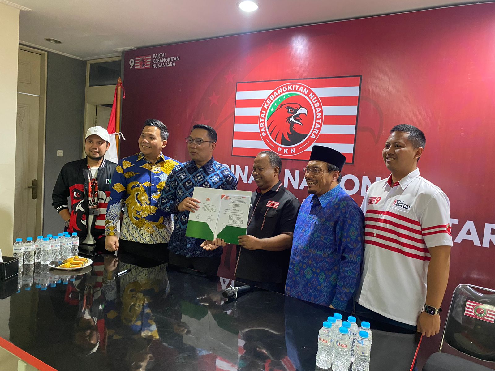 PKN Serahkan SK Dukungan kepada Duet Ridwan Kamil-Suswono