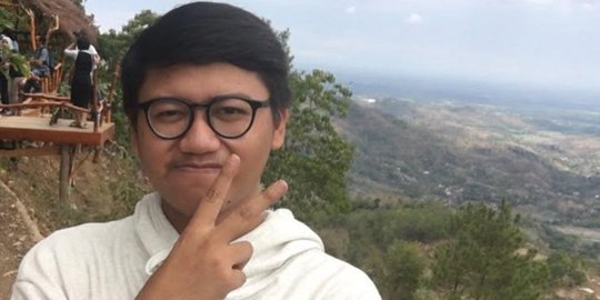 Foto Selfie Cowok ini Jadi Viral, Ia Tak Sadar Ada yang Terbang di Belakangnya! Coba Perhatikan