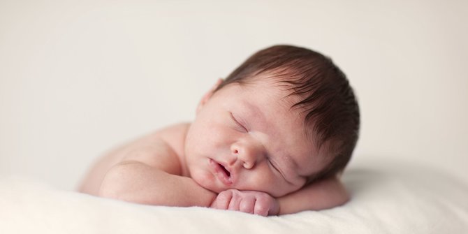 Berikut Hal yang Perlu Dilakukan Orangtua saat Bayi Jatuh dari Tempat Tidur