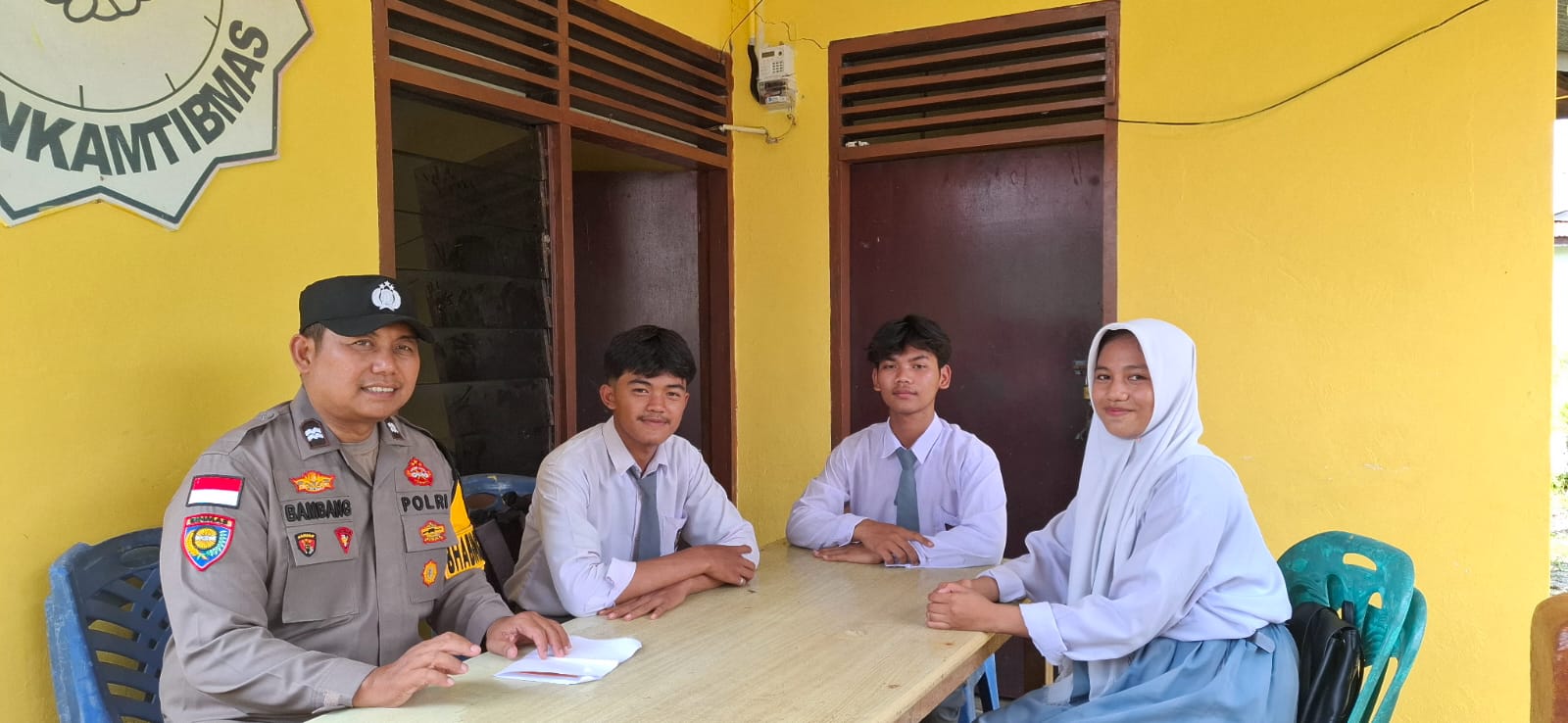 Bhabinkamtibmas Desa Pangkalan Nyirih Terima Kunjungan Siswa SMA Kurnia Jaya Rupat