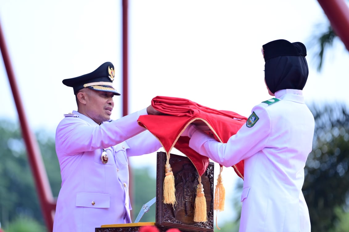 Wabup Bagus Santoso Pimpin Upacara Penurunan Bendera HUT ke-80 RI di Bengkalis