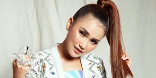 Ayu Ting Ting Pamer Aksesoris Antivirus Baru, Benda Di Lengan Justru Jadi Sorotan