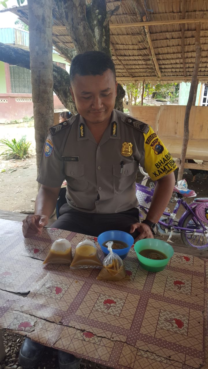 Bhabinkamtibmas Desa Lubuk Besar Ajak Ibu-ibu Buat Dodol Dari Umbut Sawit