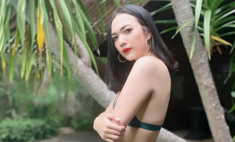 Potret Menggoda Pramugari Dea Ayu Andani