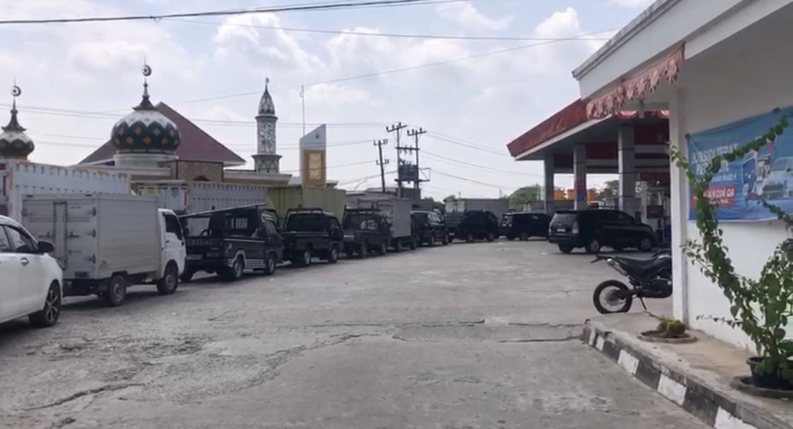 Kelangkaan Solar Picu Antrean Panjang di SPBU Pekanbaru