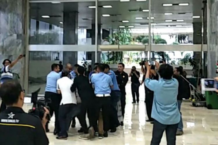 Baru Tiga Hari Jadi Ketua DPR, Bambang Soesatyo Didemo