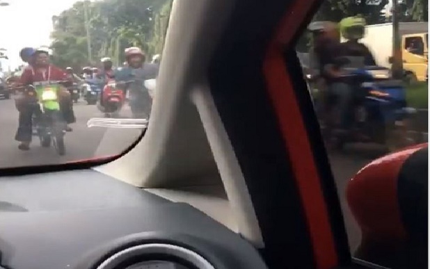 Heboh! Iring-iringan Pengantar Jenazah Lawan Arus dan Rusak Mobil Orang, Ini Vidionya