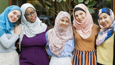 Bantah Islam Teroris, Wanita Non Muslim Ramai-ramai Berhijab