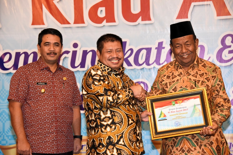 Peringkat Kedua, Bupati Bengkalis Terima Penghargaan KI Award Riau 2017