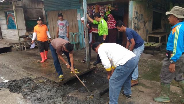 HUT Satpol PP ke - 67, Berbagai Instansi Ikut Beramai-ramai Bersihkan Selokan dan Drainase