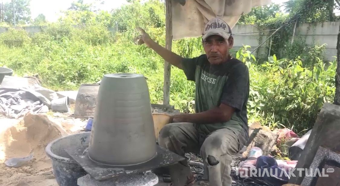 15 Tahun Menekuni Kerajinan Pot Bunga di Kampar, Junaidi Tetap Setia Ukir Estetika dari Semen