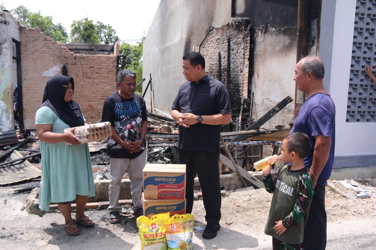 Rumah Hangus Dilalap Api, Markarius Anwar Berikan Bantuan kepada Keluarga Korban